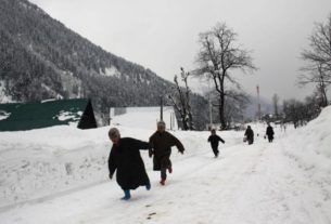 temperature in Kashmir drops from 0 to 11.4 degree