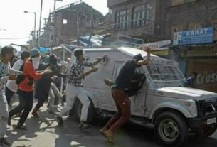 Protesters attacked CRPF's van, 3 crushed by the van