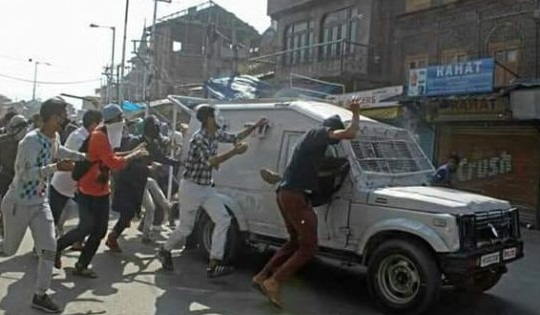 Protesters attacked CRPF's van, 3 crushed by the van