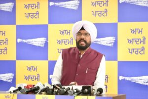 ਕੁਲਦੀਪ ਧਾਲੀਵਾਲ ਦਾ ਸੁਖਬੀਰ ਬਾਦਲ ‘ਤੇ ਤਿੱਖਾ ਹਮਲਾ, ਕਿਹਾ- ਗੈਂਗਸਟਰ ਭਜਾਉਣ ਦੀਆਂ ਗੱਲਾਂ ਕਰਨ ਵਾਲੇ ਖੁਦ ‘ਗੈਂਗਸਟਰ ਲਿਆਓ ਮੁਹਿੰਮ’ ਚਲਾ ਰਹੇ ਹਨ