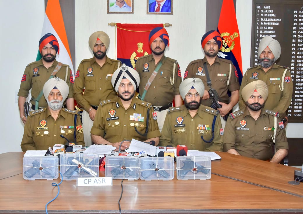 ਅੰਮ੍ਰਿਤਸਰ ਵਿੱਚ ਸਰਹੱਦ ਪਾਰੋਂ ਚੱਲ ਰਹੇ ਹਥਿਆਰ ਤਸਕਰੀ ਦੇ ਮਾਡਿਊਲ ਦਾ ਪਰਦਾਫਾਸ਼; ਨਾਬਾਲਗ ਸਮੇਤ ਛੇ ਵਿਅਕਤੀ ਪੰਜ ਪਿਸਤੌਲਾਂ ਸਣੇ ਗ੍ਰਿਫ਼ਤਾਰ