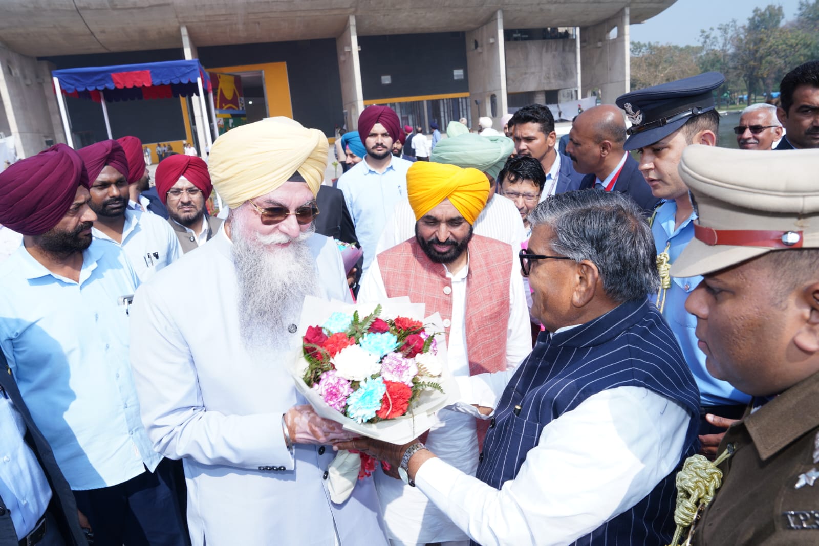 ਪੰਜਾਬ ਵਿਧਾਨ ਸਭਾ  ਸਪੀਕਰ ਅਤੇ ਮੁੱਖ ਮੰਤਰੀ ਨੇ ਪੰਜਾਬ ਦੇ ਰਾਜਪਾਲ ਦਾ ਵਿਧਾਨ ਸਭਾ ਪਹੁੰਚਣ ਤੇ ਕੀਤਾ ਨਿੱਘਾ ਸਵਾਗਤ