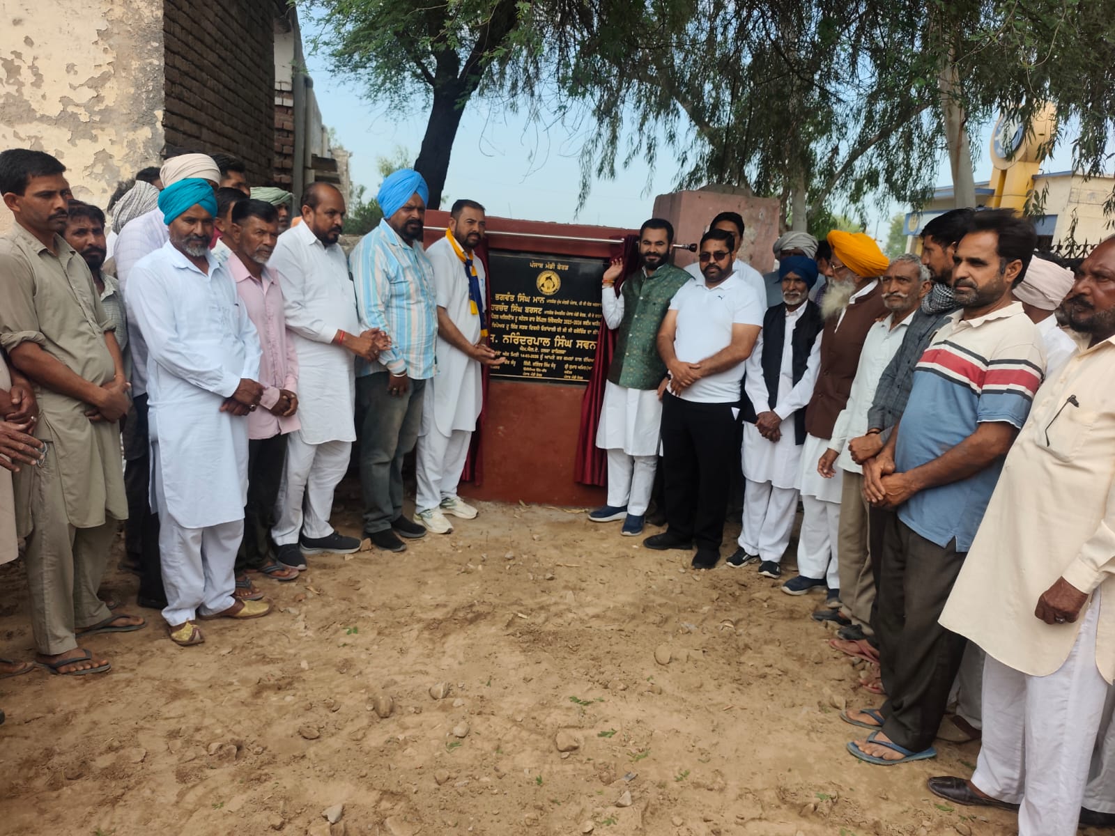 ਵਿਧਾਇਕ ਫਾਜ਼ਿਲਕਾ ਨੇ ਪਿੰਡ ਉਝਾਂ ਵਾਲੀ ਅਤੇ ਨਵਾਂ ਉਝਾਂ ਵਾਲੀ ਵਿਖੇ ਕਰੀਬ 37.43 ਲੱਖ ਨਾਲ ਸੀ.ਸੀ. ਫਲੋਰਿੰਗ ਸੜਕ ਦਾ ਨੀਂਹ ਪੱਥਰ ਰੱਖ ਕੇ ਕੰਮ ਦੀ ਕਰਵਾਈ ਸ਼ੁਰੂਆਤ