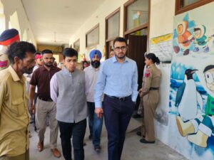 ਨਗਰ ਨਿਗਮ ਅਤੇ ਨਗਰ ਕੌਂਸਲ ਚੋਣਾਂ: ਜ਼ਿਲ੍ਹਾ ਚੋਣਕਾਰ ਅਫ਼ਸਰ ਹਰਪ੍ਰੀਤ ਸਿੰਘ ਵੱਲੋਂ ਵੱਖ-ਵੱਖ ਪੋਲਿੰਗ ਬੂਥਾਂ ਦਾ ਦੌਰਾ