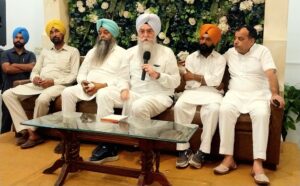 ਸਪੀਕਰ ਸੰਧਵਾਂ ਨੇ ਮਾਵਾਂ ਧੀਆਂ ਸਤਿਕਾਰ ਯੋਜਨਾ ਅਤੇ ਸਿਹਤ ਬੀਮਾ ਯੋਜਨਾ ਸਬੰਧੀ ਵਿਸ਼ੇਸ਼ ਮੀਟਿੰਗ ਕੀਤੀ 