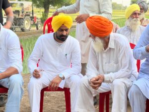 ਵਿਧਾਇਕ ਉੱਗੋਕੇ ਵਲੋਂ ਪਿੰਡ ਬੱਲੋਕੇ ਵਿਚ ਮੋਘੇ ਦਾ ਉਦਘਾਟਨ, ਸੈਂਕੜੇ ਏਕੜ ਰਕਬੇ ਨੂੰ ਮਿਲੇਗੀ ਨਹਿਰੀ ਪਾਣੀ ਦੀ ਸਹੂਲਤ