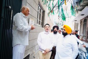 ਹਰਜੋਤ ਸਿੰਘ ਬੈਂਸ ਨੇ ਰਾਤ 1 ਵਜੇ ਅੰਮ੍ਰਿਤਸਰ ਵਿੱਚ ਸਫ਼ਾਈ ਮੁਹਿੰਮ ਦੀ ਕੀਤੀ ਅਗਵਾਈ; ਗੁਰੂ ਨਗਰੀ ਦੀਆਂ ਸੜਕਾਂ ਨੂੰ ਸਾਫ਼-ਸੁਥਰਾ ਰੱਖਣ ਲਈ ਰਾਤ 10 ਵਜੇ ਤੋਂ 2 ਵਜੇ ਤੱਕ ਚੱਲਣ ਵਾਲੀ ਸਫ਼ਾਈ ਮੁਹਿੰਮ ਦਾ ਕੀਤਾ ਆਗ਼ਾਜ਼
