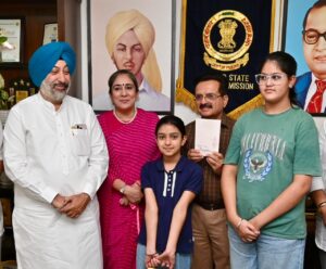 ਇੱਕ ਮਾਂ ਦਾ ਦਿਲ ਤੇ ਰੂਹ ਕਾਗਜ਼ਾਂ ਉੱਤੇ ਜਿਊਂਦੇ ਹੋ ਉੱਠੇ: ਪੰਜਾਬ ਰਾਜ ਖੁਰਾਕ ਕਮਿਸ਼ਨ ਦੇ ਚੇਅਰਮੈਨ ਬਾਲ ਮੁਕੰਦ ਸ਼ਰਮਾ ਵੱਲੋਂ ਰਾਵੀ ਪੰਧੇਰ ਦੀ ਕਿਤਾਬ ‘ਲੈਟਰਜ਼ ਟੂ ਮਾਈ ਡੌਟਰਜ਼’ ਲੋਕ ਅਰਪਣ