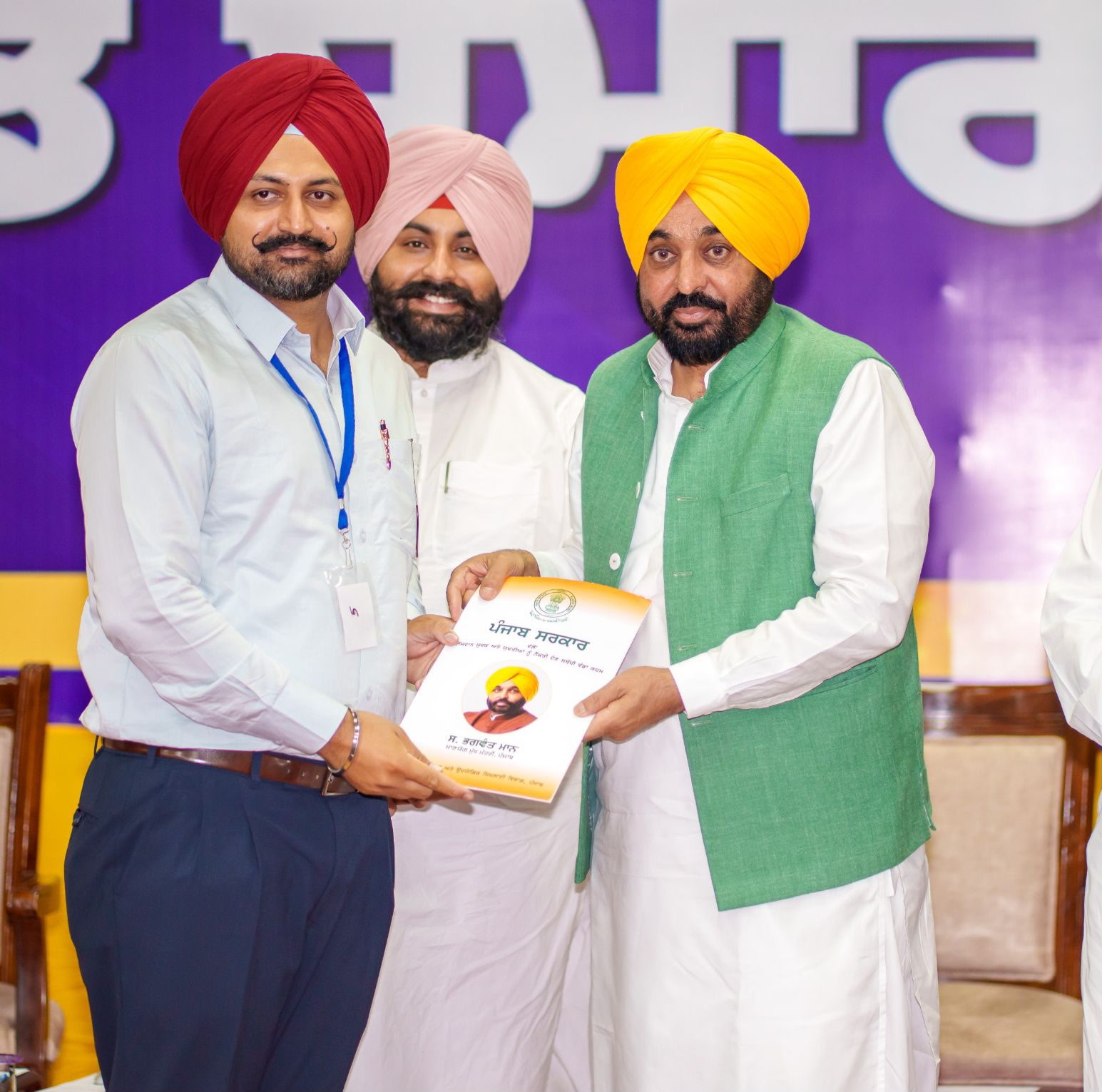 ਮਿਸ਼ਨ ਰੋਜ਼ਗਾਰ’ ਜਾਰੀ ਰੱਖਦਿਆਂ ਮੁੱਖ ਮੰਤਰੀ ਭਗਵੰਤ ਸਿੰਘ ਮਾਨ ਨੇ ਹੋਰ 355 ਨੌਜਵਾਨਾਂ ਨੂੰ ਸੌਂਪੇ ਨਿਯੁਕਤੀ ਪੱਤਰ; ਕਿਹਾ, ਪੰਜਾਬ ਵਿੱਚ ਸਰਕਾਰੀ ਨੌਕਰੀਆਂ ਲਈ ਸਿਰਫ਼ ਯੋਗਤਾ ਹੀ ਇੱਕੋ-ਇੱਕ ਮਾਪਦੰਡ
