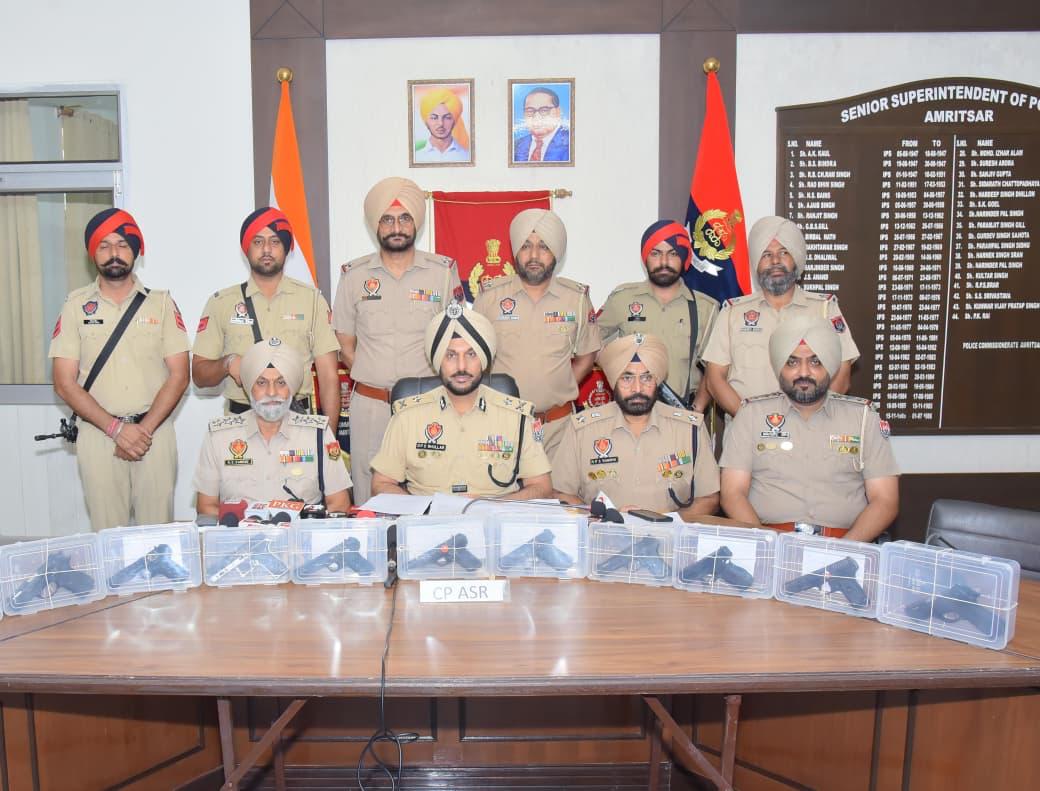 ਸਰਹੱਦ ਪਾਰੋਂ ਹਥਿਆਰ ਤਸਕਰੀ ਵਾਲੇ ਮਾਡਿਊਲ ਨਾਲ ਸਬੰਧਤ ਅੱਠ ਵਿਅਕਤੀ 11 ਆਧੁਨਿਕ ਪਿਸਤੌਲਾਂ ਸਣੇ ਕਾਬੂ