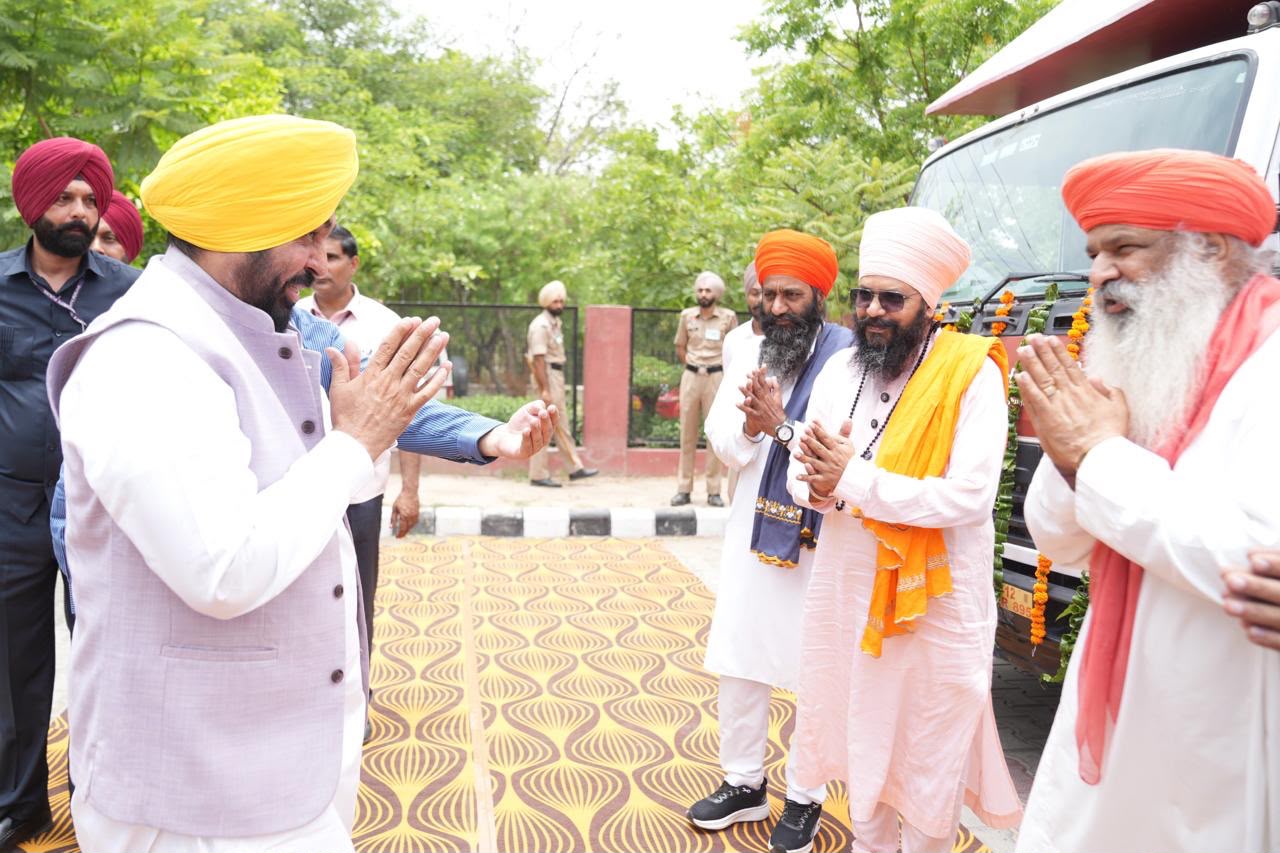 ਸ੍ਰੀ ਗੁਰੂ ਰਵਿਦਾਸ ਜੀ ਮਹਾਰਾਜ ਦਾ ਸੰਦੇਸ਼ ਪੰਜਾਬ ਦੇ ਕੋਨੇ-ਕੋਨੇ ਤੱਕ ਪਹੁੰਚੇਗਾ; ਮੁੱਖ ਮੰਤਰੀ ਭਗਵੰਤ ਸਿੰਘ ਮਾਨ ਨੇ ਡਾਕੂਮੈਂਟਰੀ ਵੈਨਾਂ ਨੂੰ ਹਰੀ ਝੰਡੀ ਦਿਖਾ ਕੇ ਕੀਤਾ ਰਵਾਨਾ