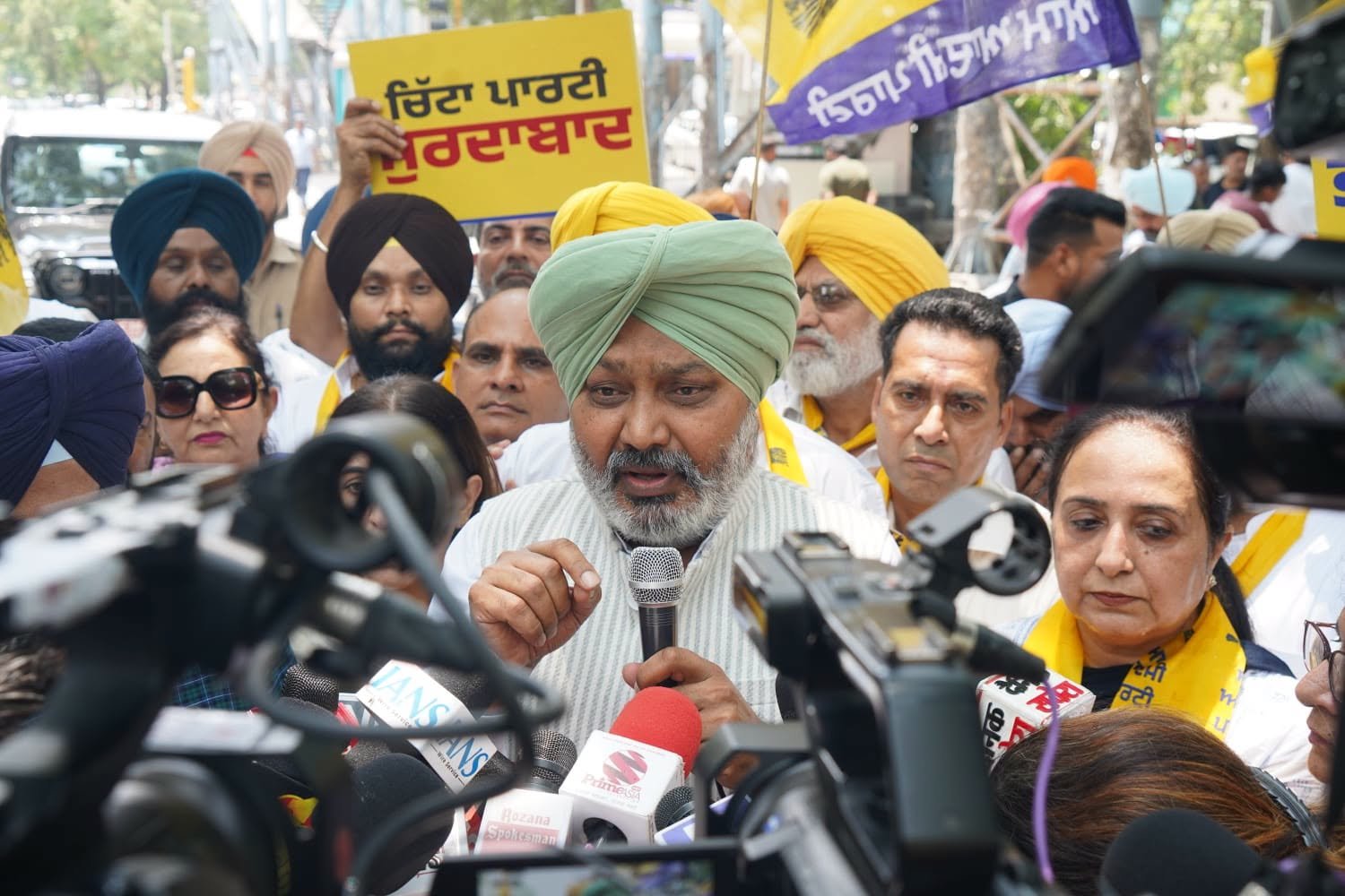 ਮੁੱਖ ਮੰਤਰੀ ਭਗਵੰਤ ਸਿੰਘ ਮਾਨ ਨੂੰ ਨਿਸ਼ਾਨਾ ਬਣਾਉਣ ਵਾਲੀ ਫਰਜ਼ੀ ਵੀਡੀਓ ਫੈਲਾ ਕੇ ਅਕਾਲੀ ਦਲ ਦੀਆਂ ਪੰਥ ਵਿਰੋਧੀ ਅਤੇ ਪੰਜਾਬ ਵਿਰੋਧੀ ਗਤੀਵਿਧੀਆਂ ਖ਼ਿਲਾਫ਼ ਆਪ ਨੇ ਸੂਬਾ ਪੱਧਰੀ ਪ੍ਰਦਰਸ਼ਨ ਕੀਤਾ