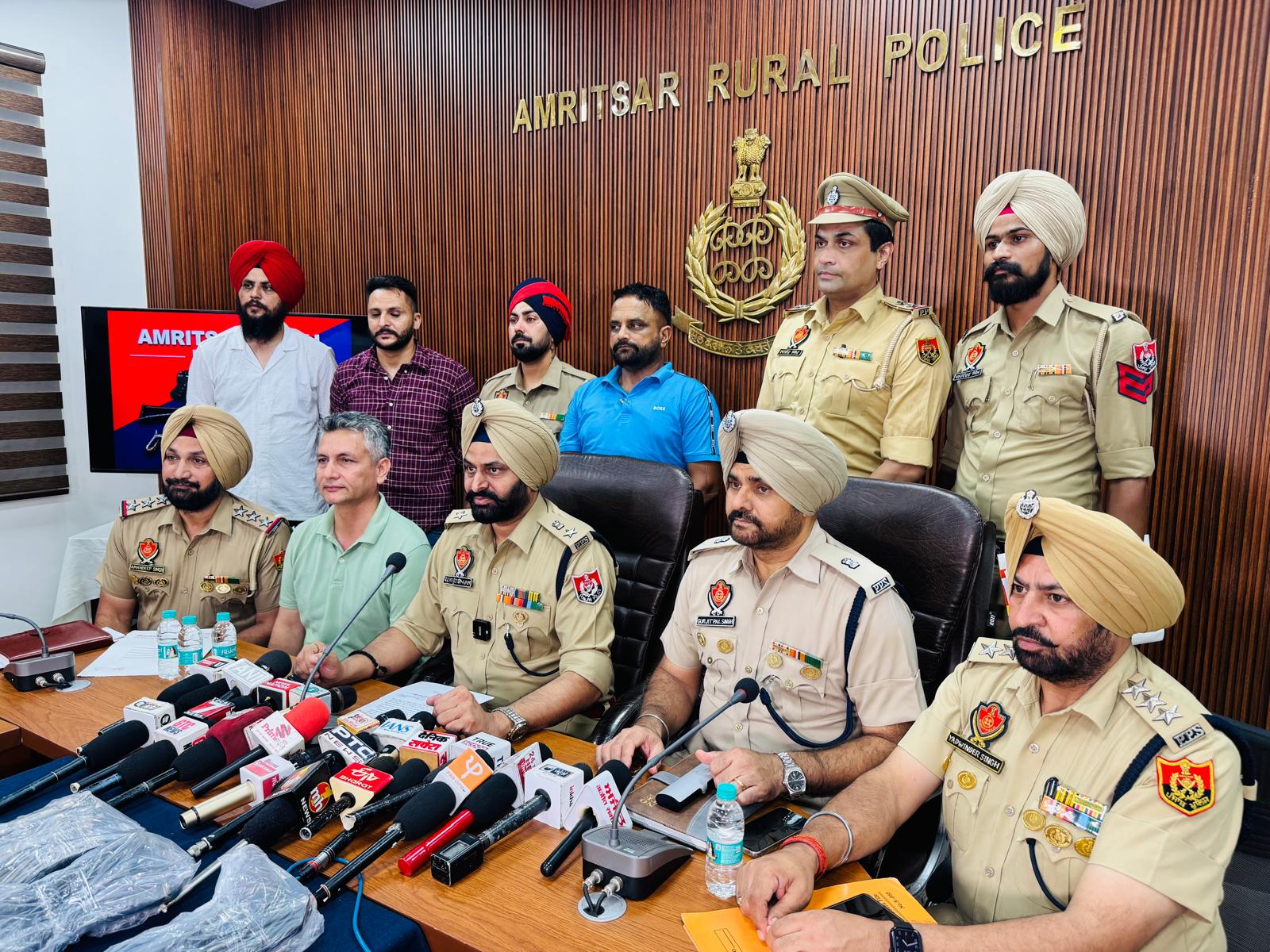 ਅੰਮ੍ਰਿਤਸਰ ਵਿੱਚ ਹੈਂਡ ਗ੍ਰੇਨੇਡ ਅਤੇ 3 ਆਧੁਨਿਕ ਰਾਈਫਲਾਂ ਬਰਾਬਦ; ਨਾਬਾਲਗ ਸਮੇਤ ਤਿੰਨ ਵਿਅਕਤੀ ਕਾਬੂ