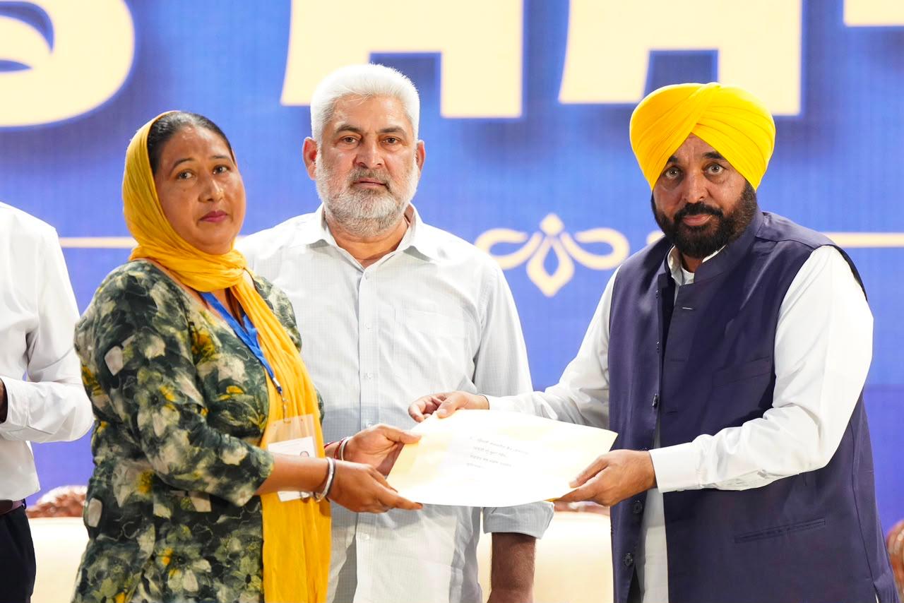 ਮੁੱਖ ਮੰਤਰੀ ਭਗਵੰਤ ਸਿੰਘ ਮਾਨ ਨੇ ਵਣ ਵਿਭਾਗ ਦੇ 516 ਦਿਹਾੜੀਦਾਰ ਕਾਮਿਆਂ ਦੀਆਂ ਸੇਵਾਵਾਂ ਰੈਗੂਲਰ ਕੀਤੀਆਂ, ਰੈਗੂਲਰ ਹੋਏ ਕਰਮਚਾਰੀਆਂ ਨੂੰ ਸੌਂਪੇ ਨਿਯੁਕਤੀ ਪੱਤਰ