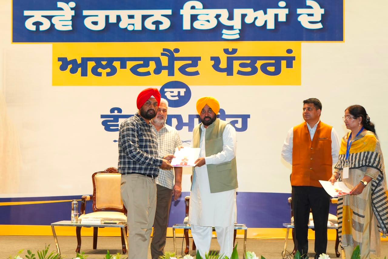 ਮੁੱਖ ਮੰਤਰੀ ਭਗਵੰਤ ਸਿੰਘ ਮਾਨ ਵੱਲੋਂ 2,800 ਨਵੇਂ ਰਾਸ਼ਨ ਡਿਪੂ ਹੋਲਡਰਾਂ ਨੂੰ ਲਾਇਸੈਂਸ ਸੌਂਪਣ ਨਾਲ ਹੁਣ ਪੂਰੇ ਪੰਜਾਬ ਵਿੱਚ ਘਰਾਂ ਦੇ ਨੇੜੇ ਮਿਲੇਗਾ ਰਾਸ਼ਨ