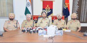 ਅੰਮ੍ਰਿਤਸਰ ਵਿੱਚ ਸਰਹੱਦ ਪਾਰੋਂ ਚੱਲ ਰਹੇ ਨਸ਼ੀਲੇ ਪਦਾਰਥ ਅਤੇ ਹਥਿਆਰ ਤਸਕਰੀ ਨੈੱਟਵਰਕ ਨਾਲ ਜੁੜੇ ਚਾਰ ਵਿਅਕਤੀ ਗ੍ਰਿਫ਼ਤਾਰ; 5.5 ਕਿਲੋਗ੍ਰਾਮ ਹੈਰੋਇਨ, ਦੋ ਪਿਸਤੌਲ ਬਰਾਮਦ