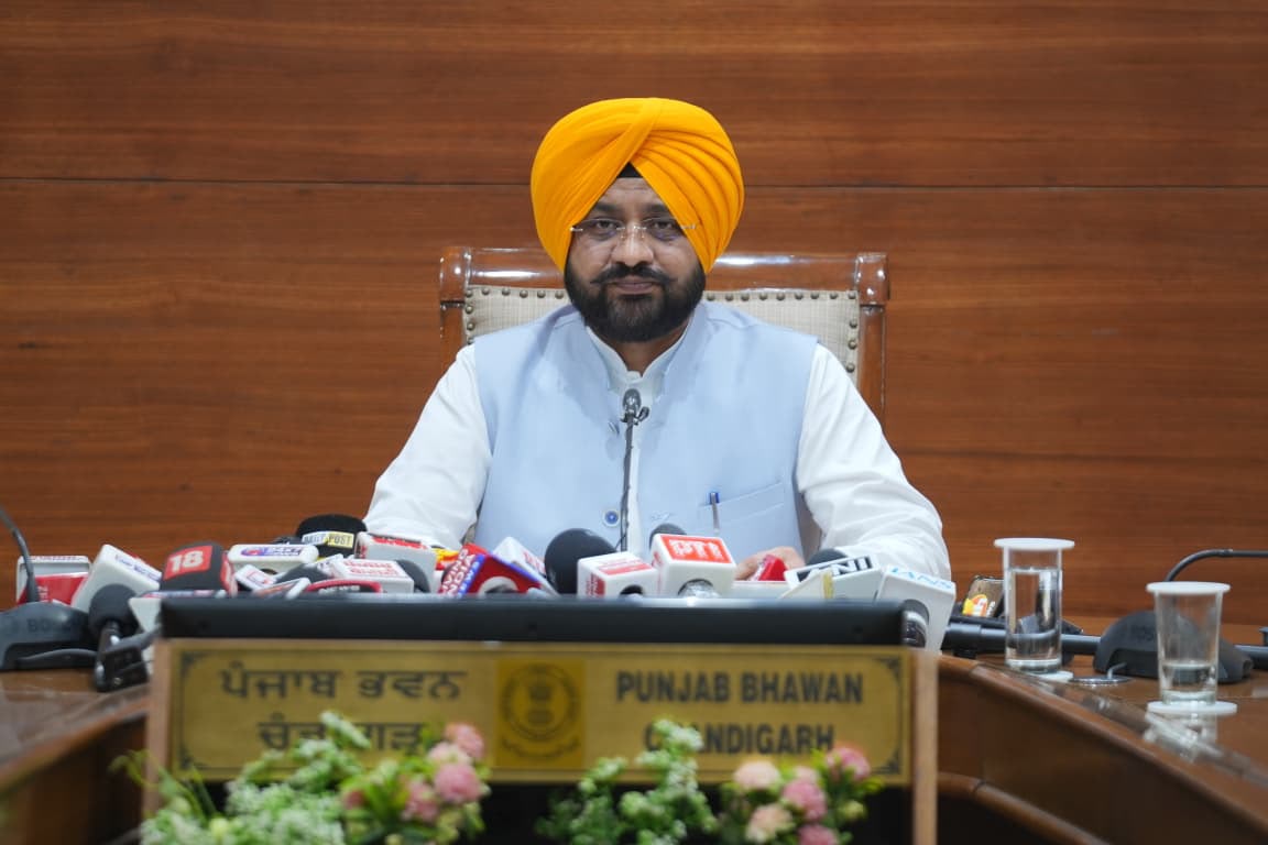ਭਗਵੰਤ ਮਾਨ ਸਰਕਾਰ 2100 ਤੋਂ ਵੱਧ ਮਨਰੇਗਾ ਕਰਮਚਾਰੀਆਂ ਦੇ ਮੋਢੇ ਨਾਲ ਮੋਢਾ ਜੋੜ ਕੇ ਖੜ੍ਹੀ ਹੈ; ਪੇਂਡੂ ਵਿਕਾਸ ਮੰਤਰੀ ਨੇ ਕੇਂਦਰੀ ਖੇਤੀਬਾੜੀ ਮੰਤਰੀ ਨੂੰ ਪੱਤਰ ਲਿਖ ਕੇ ਕਰਮਚਾਰੀਆਂ ਨੂੰ ਰੈਗੂਲਰ ਕਰਨ ਦੀ ਕੀਤੀ ਮੰਗ