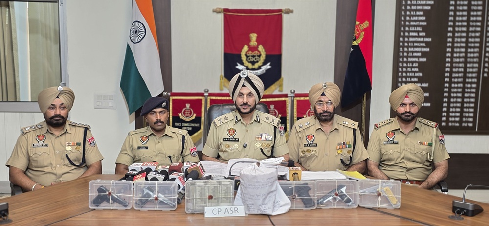 ਸਰਹੱਦ ਪਾਰੋਂ ਚੱਲ ਰਹੇ ਤਸਕਰੀ ਮਾਡਿਊਲ ਨਾਲ ਜੁੜੇ ਚਾਰ ਵਿਅਕਤੀ 5 ਪਿਸਤੌਲ, 2 ਕਿਲੋ ਹੈਰੋਇਨ ਅਤੇ 5 ਲੱਖ ਰੁਪਏ ਦੀ ਡਰੱਗ ਮਨੀ ਸਮੇਤ ਕਾਬੂ