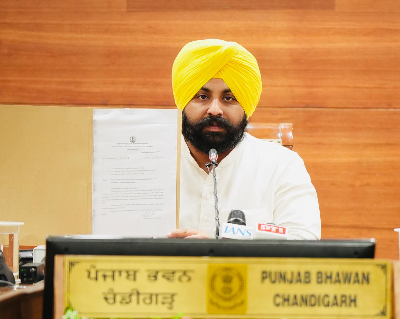 ਭਗਵੰਤ ਮਾਨ ਸਰਕਾਰ ਨੇ ਠੇਕੇ ‘ਤੇ ਕੰਮ ਕਰਨ ਵਾਲੇ ਸਫ਼ਾਈ ਸੇਵਕਾਂ ਅਤੇ ਸੀਵਰਮੈਨਾਂ ਦਾ ਮਹੀਨਾਵਾਰ ਮਿਹਨਤਾਨਾ ਵਧਾ ਕੇ 20,500 ਰੁਪਏ ਕੀਤਾ: ਹਰਜੋਤ ਸਿੰਘ ਬੈਂਸ