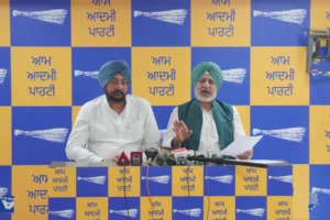 ਅੰਮ੍ਰਿਤਸਰ ‘ਚ ਕਾਂਗਰਸੀ ਵਰਕਰਾਂ ਨੇ ਮੁੱਖ ਮੰਤਰੀ ਤੀਰਥ ਯਾਤਰਾ ਬੱਸ ‘ਤੇ ਕੀਤਾ ਹਮਲਾ
