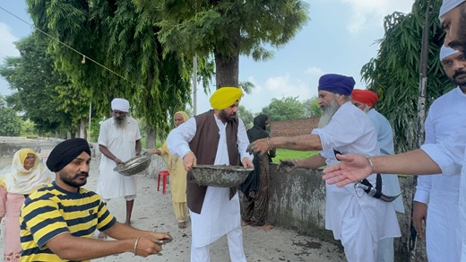 ਗੁਰਦੁਆਰਾ ਬਾਬਾ ਹੰਦਾਲ ਜੀ ਦੇ ਪਵਿੱਤਰ ਸਰੋਵਰ ਦੀ ਕਾਰਸੇਵਾ ਵਿੱਚ ਲੋਕ ਨਿਰਮਾਣ ਮੰਤਰੀ ਸ. ਹਰਭਜਨ ਸਿੰਘ ਈ.ਟੀ.ਓ. ਨੇ ਕੀਤੀ ਸੇਵਾ