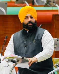 ਸਾਲ 2022 ਵਿੱਚ ਬਿਨਾਂ ਚਾਰਦੀਵਾਰੀ ਤੇ ਫ਼ਰਸ਼ ‘ਤੇ ਬੈਠ ਕੇ ਪੜ੍ਹਨ ਲਈ ਮਜ਼ਬੂਰ ਸਨ 4 ਲੱਖ ਵਿਦਿਆਰਥੀ ਪਰ ਅੱਜ ਦੇਸ਼ ਭਰ ‘ਚੋਂ ਸਕੂਲੀ ਸਿੱਖਿਆ ਵਿੱਚ ਮੋਹਰੀ ਬਣ ਕੇ ਉਭਰਿਆ ਪੰਜਾਬ: ਹਰਜੋਤ ਸਿੰਘ ਬੈਂਸ