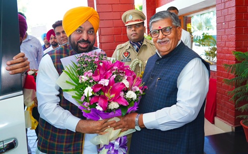 ਮੁੱਖ ਮੰਤਰੀ ਭਗਵੰਤ ਸਿੰਘ ਮਾਨ ਨੇ ਜਗਤਾਰ ਸਿੰਘ ਹਵਾਰਾ ਨੂੰ 10 ਦਿਨਾਂ ਦੀ ਪੈਰੋਲ ਦੇਣ ਲਈ ਰਾਜਪਾਲ ਨਾਲ ਮੁਲਾਕਾਤ ਕੀਤੀ