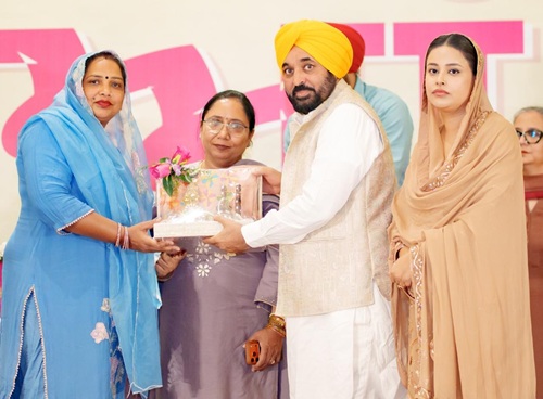 ਸਾਡੀ ਸਰਕਾਰ ਮਜ਼ਬੂਤ ਪੰਜਾਬ ਦੀ ਸਿਰਜਣਾ ਲਈ ਔਰਤਾਂ ਨੂੰ ਵੱਧ ਅਖ਼ਤਿਆਰ ਯਕੀਨੀ ਬਣਾ ਰਹੀ ਹੈ: ਮੁੱਖ ਮੰਤਰੀ ਭਗਵੰਤ ਸਿੰਘ ਮਾਨ