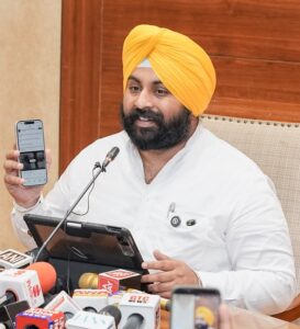ਭਾਜਪਾ ਨੇ 2018 ਦੀ ਪੁਰਾਣੀ ਵੀਡੀਓ ਨੂੰ ਨਵੀਂ ਦੱਸ ਕੇ ਕੀਤਾ ਪੋਸਟ; ਭਗਵੰਤ ਮਾਨ ਸਰਕਾਰ ਅਧੀਨ ਪਿੰਡ ਜੱਲ੍ਹਾ ਦੇ ਸਰਕਾਰੀ ਸਕੂਲ ਦੀ ਸਮਾਰਟ ਪੈਨਲਾਂ, ਸਾਫ਼-ਸੁਥਰੇ ਪਖਾਨਿਆਂ, ਵਾਈ-ਫਾਈ ਅਤੇ ਪੀਣਯੋਗ ਸਾਫ਼ ਪਾਣੀ ਦੀਆਂ ਸਹੂਲਤਾਂ ਨਾਲ ਪਹਿਲਾਂ ਹੀ ਬਦਲ ਚੁੱਕੀ ਹੈ ਨੁਹਾਰ: ਹਰਜੋਤ ਸਿੰਘ ਬੈਂਸ
