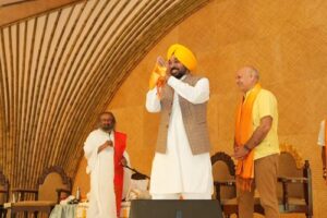 ਮੁੱਖ ਮੰਤਰੀ ਭਗਵੰਤ ਸਿੰਘ ਮਾਨ ਨੇ ਅਰਵਿੰਦ ਕੇਜਰੀਵਾਲ ਅਤੇ ਮਨੀਸ਼ ਸਿਸੋਦੀਆ ਨਾਲ ਸ੍ਰੀ ਸ੍ਰੀ ਰਵੀ ਸ਼ੰਕਰ ਜੀ ਦਾ ਆਸ਼ੀਰਵਾਦ ਲਿਆ