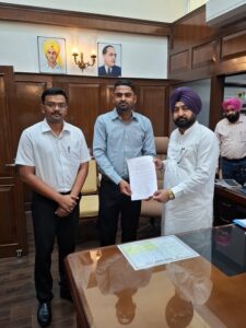 ਮਾਲ ਮੰਤਰੀ ਹਰਦੀਪ ਸਿੰਘ ਮੁੰਡੀਆਂ ਵੱਲੋਂ 3 ਨਵੇਂ ਕਲਰਕਾਂ ਨੂੰ ਨਿਯੁਕਤੀ ਪੱਤਰ ਤਕਸੀਮ