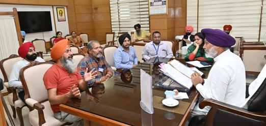 ਵਿੱਤ ਮੰਤਰੀ ਹਰਪਾਲ ਸਿੰਘ ਚੀਮਾ ਵੱਲੋਂ ਮੁਲਾਜ਼ਮ ਯੂਨੀਅਨਾਂ ਨਾਲ ਮੀਟਿੰਗਾਂ; ਅਧਿਕਾਰੀਆਂ ਨੂੰ ਜਾਇਜ਼ ਮੰਗਾਂ ਦੇ ਨਿਪਟਾਰੇ ਵਿੱਚ ਤੇਜ਼ੀ ਲਿਆਉਣ ਦੇ ਨਿਰਦੇਸ਼ ਦਿੱਤੇ