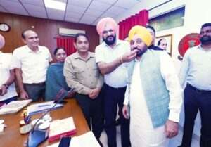 ਪੰਜਾਬ ਸਰਕਾਰ ਵੱਲੋਂ 8 ਲੱਖ ਮੁਲਾਜ਼ਮਾਂ ਅਤੇ ਪੈਨਸ਼ਨਰਾਂ ਨੂੰ ਤਿਉਹਾਰੀ ਸੀਜ਼ਨ ਦਾ ਤੋਹਫ਼ਾ; ਭਗਵੰਤ ਮਾਨ ਸਰਕਾਰ ਨੇ ਮਹਿੰਗਾਈ ਭੱਤਾ ਵਧਾ ਕੇ 50 ਫ਼ੀਸਦ ਕੀਤਾ