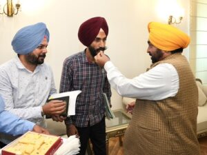 ਮੁੱਖ ਮੰਤਰੀ ਭਗਵੰਤ ਸਿੰਘ ਮਾਨ ਨਾਲ ਮੀਟਿੰਗ ਤੋਂ ਬਾਅਦ ਪਟਵਾਰ ਯੂਨੀਅਨ ਨੇ ਆਪਣੀ ਹੜਤਾਲ ਵਾਪਸ ਲਈ