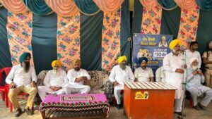 ਵਿਧਾਇਕ ਗੁਰਦੀਪ ਸਿੰਘ ਰੰਧਾਵਾ ਨੇ ਪਿੰਡ ਸਹਾਰੀ ਵਿਖੇ ‘ਮੁੱਖ ਮੰਤਰੀ ਸਿਹਤ ਯੋਜਨਾ’ ਤਹਿਤ ਸਿਹਤ ਕਾਰਡ ਵੰਡੇ