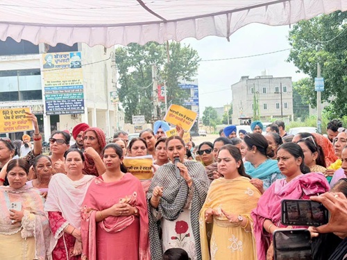 ਅਕਾਲੀ ਦਲ ਦੇ ਦਫ਼ਤਰ ਵਿੱਚ ਬਜ਼ੁਰਗ ਦਲਿਤ ਔਰਤ ਨਾਲ ਕੁੱਟਮਾਰ ਖ਼ਿਲਾਫ਼ ਆਪ ਮਹਿਲਾ ਵਿੰਗ ਵੱਲੋਂ ਸਮਰਾਲਾ ‘ਚ ਭਾਰੀ ਰੋਸ ਪ੍ਰਦਰਸ਼ਨ