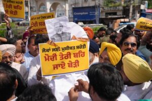 ਯੂਪੀਆਈ ‘ਤੇ ਵਾਧੂ ਚਾਰਜਾਂ ਖਿਲਾਫ਼ ਜਲੰਧਰ ਅਤੇ ਪਠਾਨਕੋਟ ‘ਚ ਆਪ ਦਾ ਪ੍ਰਦਰਸ਼ਨ, ਆਪ ਕਰਮਚਾਰੀਆਂ ਨੇ ਮੋਦੀ ਸਰਕਾਰ ਖਿਲਾਫ਼ ਕੀਤੀ ਨਾਅਰੇਬਾਜ਼ੀ, ਫੂਕਿਆ ਪੁਤਲਾ