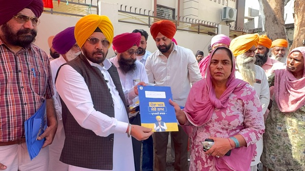 ‘ਮੇਰਾ ਘਰ-ਮੇਰਾ ਮਾਣ’ ਯੋਜਨਾ ਤਹਿਤ ਕੈਬਨਿਟ ਮੰਤਰੀ ਹਰਭਜਨ ਸਿੰਘ ਈ.ਟੀ.ਓ. ਨੇ ਪਿੰਡ ਮਹਿਸਮਪੁਰ ਖੁਰਦ ਦੇ 291 ਜਾਇਦਾਦ ਮਾਲਕਾਂ ਨੂੰ ਵੰਡੇ ਮਾਲਕੀ ਕਾਰਡ