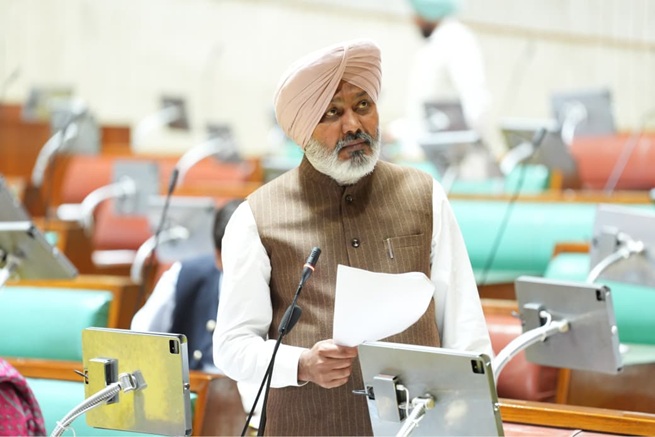 ਪੰਜਾਬ ਵਿਧਾਨ ਸਭਾ ਵੱਲੋਂ ਇਤਰਾਜ਼ਯੋਗ ਸ਼ਬਦਾਵਲੀ ਦੇ ਮਾਮਲੇ ਵਿੱਚ ਕਾਂਗਰਸੀ ਵਿਧਾਇਕ ਸੁਖਪਾਲ ਖਹਿਰਾ ਨੂੰ ਇਜਲਾਸ ਦੇ ਬਾਕੀ ਰਹਿੰਦੇ ਸਮੇਂ ਲਈ ਮੁਅੱਤਲ ਕਰਨ ਦਾ ਮਤਾ ਸਰਬਸੰਮਤੀ ਨਾਲ ਪਾਸ
