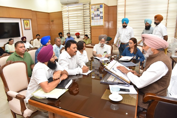 ਵਿੱਤ ਮੰਤਰੀ ਚੀਮਾ ਵੱਲੋਂ ਸਿਹਤ ਵਿਭਾਗ ਦੇ ਮੁਲਾਜ਼ਮਾਂ ਦੀਆਂ ਮੰਗਾਂ ਤੁਰੰਤ ਹੱਲ ਕਰਨ ਦੇ ਨਿਰਦੇਸ਼; 11 ਯੂਨੀਅਨਾਂ ਨਾਲ ਕੀਤੀਆਂ ਮੀਟਿੰਗਾਂ