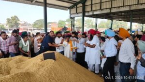 ਖੁਰਾਕ, ਸਿਵਲ ਸਪਲਾਈ ਤੇ ਖਪਤਕਾਰ ਮਾਮਲੇ ਮੰਤਰੀ ਲਾਲ ਚੰਦ ਕਟਾਰੂਚੱਕ ਨੇ ਬਟਾਲਾ ਦਾਣਾ ਮੰਡੀ ਤੋਂ ਝੋਨੇ ਦੀ ਸਰਕਾਰੀ ਖਰੀਦ ਸ਼ੁਰੂ ਕਰਵਾਈ