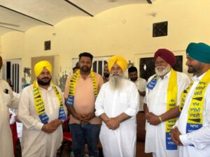 ਅਕਾਲੀ ਦਲ ਨੂੰ ਲੰਬੀ ਹਲਕੇ ਵਿੱਚ ਇੱਕ ਹੋਰ ਝਟਕਾ, ਟਕਸਾਲੀ ਅਕਾਲੀ ਆਗੂਆਂ ਸਮੇਤ ਅੱਧਾ ਦਰਜਨ ਪਰਿਵਾਰ ‘ਆਪ’ ਵਿੱਚ ਸ਼ਾਮਲ
