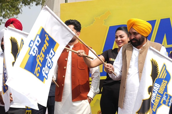 ਮੁੱਖ ਮੰਤਰੀ ਭਗਵੰਤ ਸਿੰਘ ਮਾਨ ਨੇ ‘ਯੁੱਧ ਨਸ਼ਿਆਂ ਵਿਰੁੱਧ’ ਮੁਹਿੰਮ ਨੂੰ ਫੈਸਲਾਕੁੰਨ ਪੜਾਅ ’ਤੇ ਲਿਜਾਂਦਿਆਂ ਬਾਈਕ ਰੈਲੀ ਨੂੰ ਝੰਡੀ ਦਿਖਾ ਕੇ ਰਵਾਨਾ ਕੀਤਾ