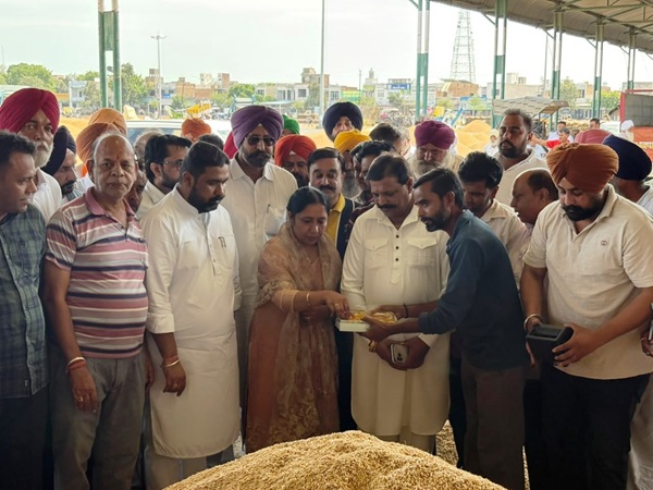 ਕੈਬਨਿਟ ਮੰਤਰੀ ਡਾ. ਬਲਜੀਤ ਕੌਰ ਨੇ ਮਲੋਟ ਮੰਡੀ ਵਿਖੇ ਝੋਨੇ ਦੀ ਸਰਕਾਰੀ ਖਰੀਦ ਦੀ ਕਰਵਾਈ ਸ਼ੁਰੂਆਤ
