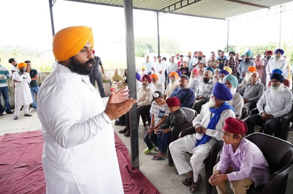 ਕੈਬਨਿਟ ਮੰਤਰੀ ਹਰਜੋਤ ਸਿੰਘ ਬੈਂਸ ਨੇ ਪਿੰਡ ਖਾਨਪੁਰ ਵਿਖੇ ਲੋਕ ਮਿਲਣੀ ਦੌਰਾਨ ਸੁਣੀਆਂ ਲੋਕਾਂ ਦੀਆਂ ਸਮੱਸਿਆਵਾਂ