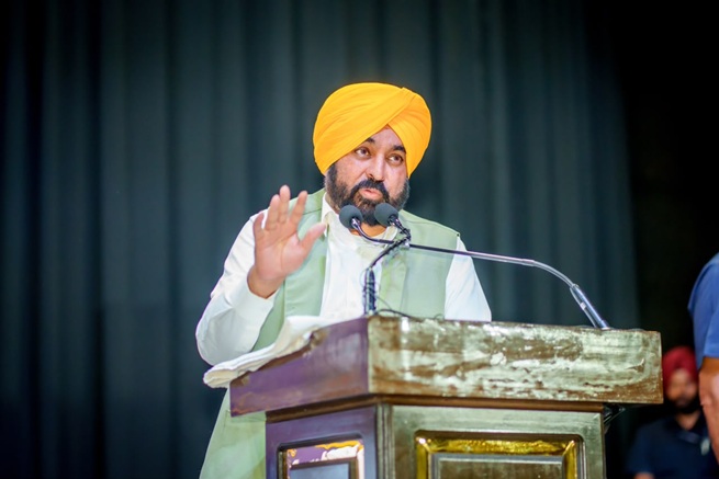 ਮੁੱਖ ਮੰਤਰੀ ਭਗਵੰਤ ਸਿੰਘ ਮਾਨ ਦਾ ਅਮਿਤ ਸ਼ਾਹ ਨੂੰ ਜਵਾਬ: ਪੰਜਾਬ ‘ਤੇ ਦੋਸ਼ ਲਾਉਣ ਅਤੇ ਆਪਣੇ ‘ਚਮਚਿਆਂ’ ਦੇ ਲਿਖੇ ਟਵੀਟ ਕਾਪੀ-ਪੇਸਟ ਕਰਨ ਦੀ ਬਜਾਏ ਗੁਜਰਾਤ ਦੀ ਕਾਂਡਲਾ ਬੰਦਰਗਾਹ ‘ਤੇ ਫੜ੍ਹੀ ਗਈ 3,000 ਕਿੱਲੋ ਹੈਰੋਇਨ ਦਾ ਜਵਾਬ ਦਿਓ