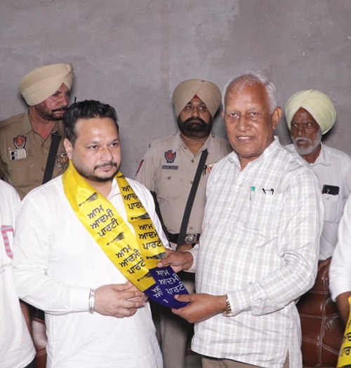 ਪਰਮਿੰਦਰ ਸਿੰਘ ਢੀਂਡਸਾ ਨੂੰ ਝਟਕਾ; ਪਿੰਡ ਮਨਿਆਣਾ ਦੇ ਕਈ ਪਰਿਵਾਰ ਆਮ ਆਦਮੀ ਪਾਰਟੀ ਵਿੱਚ ਸ਼ਾਮਲ